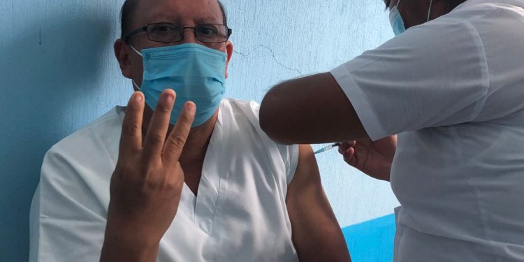 Vacunación de dosis de refuerzo contra el COVID-19 al personal de Salud.