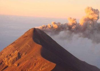 Prohíben ascenso a volcán de Fuego
