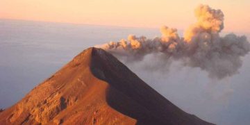 Prohíben ascenso a volcán de Fuego