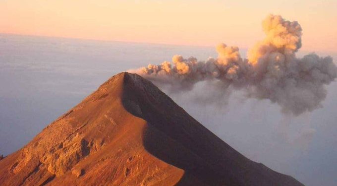 Prohíben ascenso a volcán de Fuego