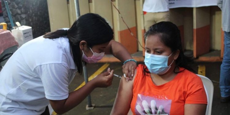 Salud abre nuevo centro de vacunación para menores en San Felipe