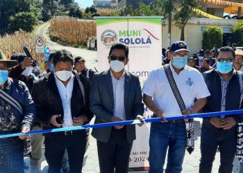 Inauguran camino de adoquín que beneficia familias de Sololá