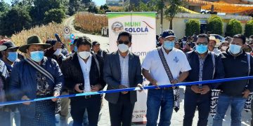 Inauguran camino de adoquín que beneficia familias de Sololá