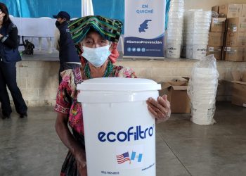 Familias de San Bartolomé Jocotenango se benefician con ecofiltros