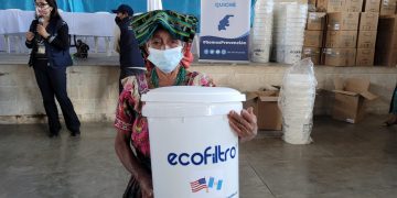Familias de San Bartolomé Jocotenango se benefician con ecofiltros