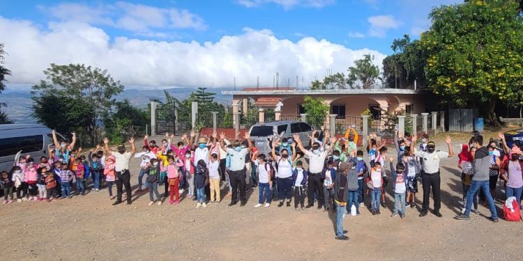Elementos de la Comisaría 23 atienden a niñez del área rural