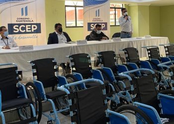 Vecinos de escasos recursos de Santa Lucía La Reforma reciben sillas de ruedas