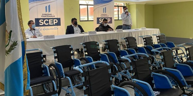 Vecinos de escasos recursos de Santa Lucía La Reforma reciben sillas de ruedas