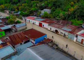 Continúa pavimentación de caminos rurales en Purulhá