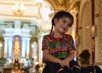 Fieles católicos celebran a la Virgen de Guadalupe