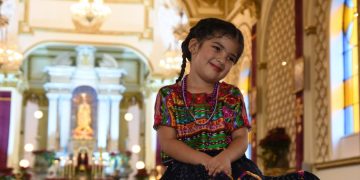 Fieles católicos celebran a la Virgen de Guadalupe