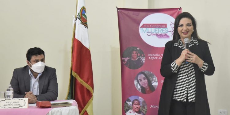 Feria del empleo brinda oportunidades a vecinas de Jalapa