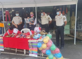 Agentes de la PNC organizan actividades navideñas en Izabal