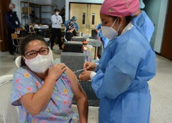 Aplican dosis de refuerzo a personal de hospitales General y Temporal Parque de la Industria