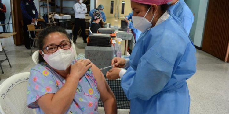 Aplican dosis de refuerzo a personal de hospitales General y Temporal Parque de la Industria