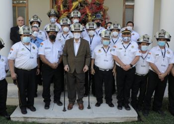 Bomberos voluntarios reconocen apoyo del Presidente y lo nombran comandante honorario