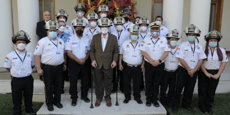 Bomberos voluntarios reconocen apoyo del Presidente y lo nombran comandante honorario
