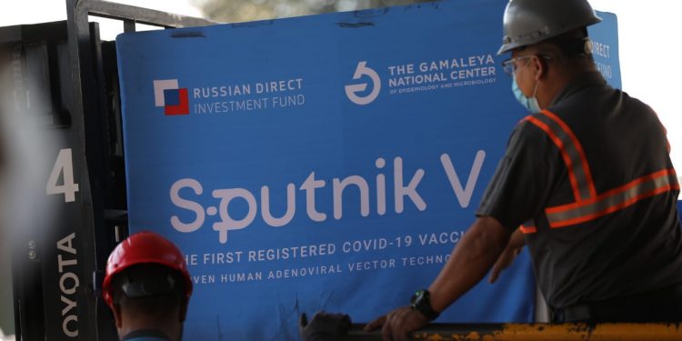 Guatemala recibe más de un millón de dosis de vacuna Sputnik V