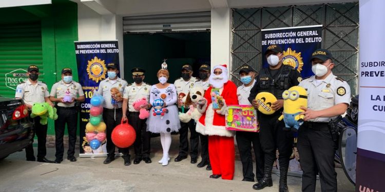 PNC entrega juguetes en distintas comunidades de Totonicapán