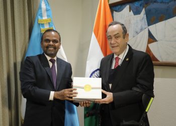 Presidente se reúne con embajador de India tras concluir misión en Guatemala
