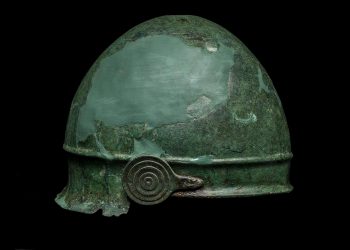 Hallan una rara inscripción en un casco etrusco de más de 2 mil 400 años de antigüedad