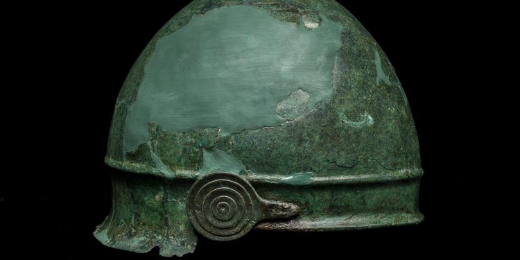 Hallan una rara inscripción en un casco etrusco de más de 2 mil 400 años de antigüedad