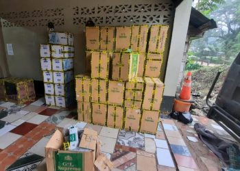 Policía detiene a 3 hombres con cigarrillos de contrabando