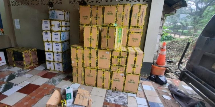 Policía detiene a 3 hombres con cigarrillos de contrabando