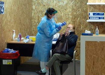 España confirma cinco contagios de ómicron y dos casos sospechosos