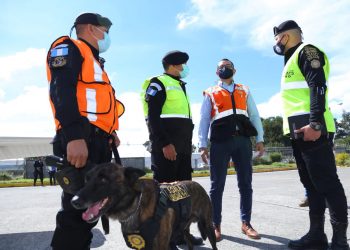 Supervisan entrenamiento antinarcótico en Aeropuerto La Aurora