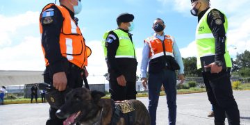 Supervisan entrenamiento antinarcótico en Aeropuerto La Aurora