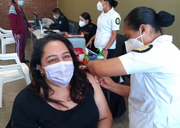 Continúa vacunación en puesto ubicado en la Plaza de la Constitución