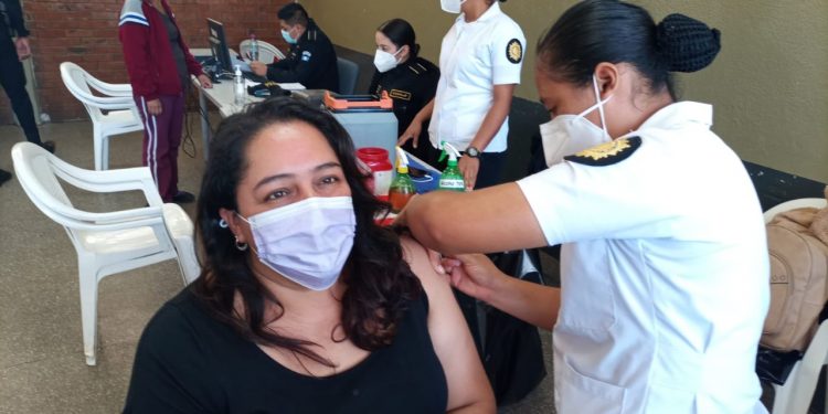 Continúa vacunación en puesto ubicado en la Plaza de la Constitución