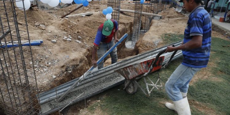 El apoyo del Fodes incluye entrega de materiales para la construcción.