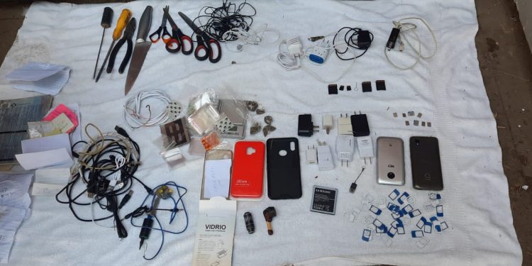 Fuerzas de seguridad decomisan más de 700 celulares durante requisas