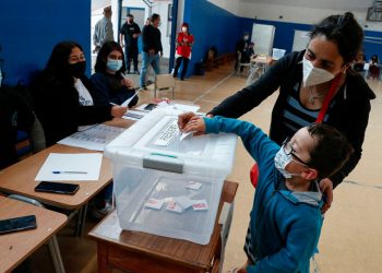 Centros de votación abren en Chile para crucial balotaje entre Boric y Kast