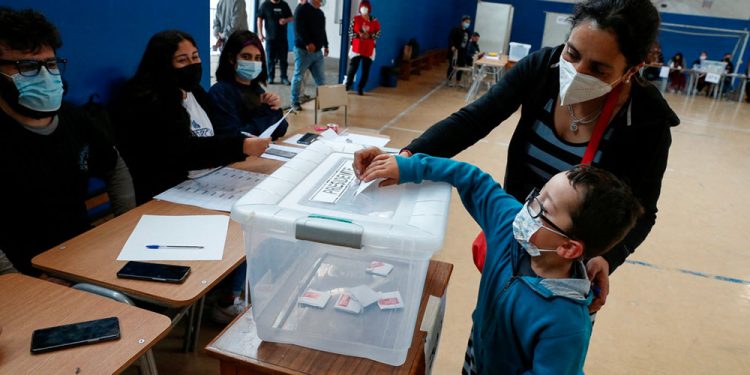 Centros de votación abren en Chile para crucial balotaje entre Boric y Kast