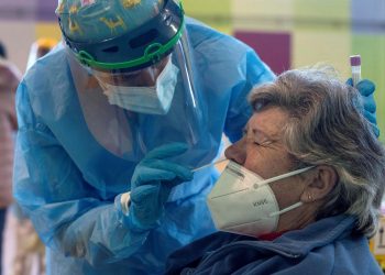 España entra en riesgo alto de COVID-19 y con más pacientes en intensivos