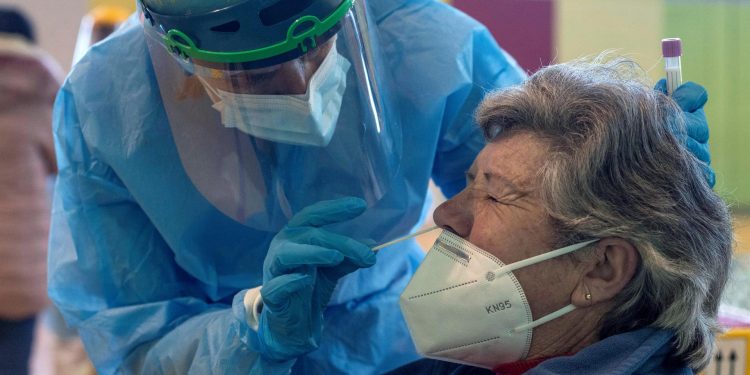 España entra en riesgo alto de COVID-19 y con más pacientes en intensivos