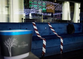 Francia cierra discotecas y limita festejos para salvar las fiestas navideñas