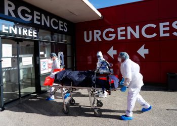 Hospitales franceses retrasan operaciones ante la quinta ola de COVID-19
