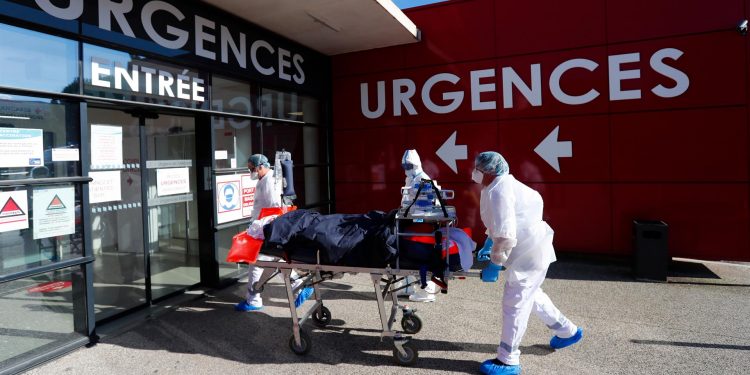 Hospitales franceses retrasan operaciones ante la quinta ola de COVID-19