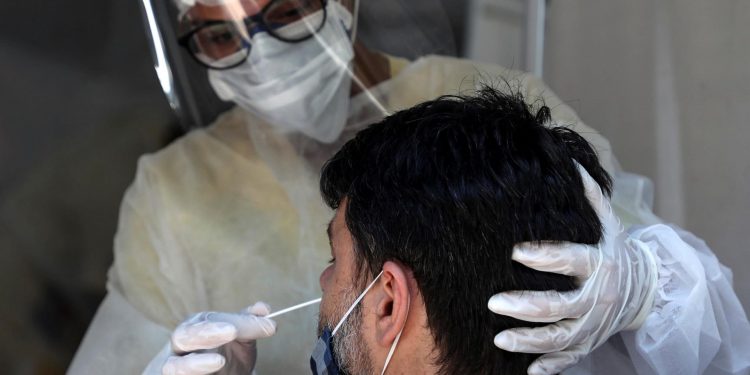 América encara 2022 con más de cien millones de casos y en alerta por ómicron