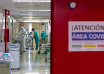 Tos o fiebre, el orden de los síntomas del COVID-19 cambia según la variante