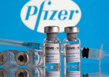 Pfizer dice que tres dosis de su vacuna podrían neutralizar ómicron