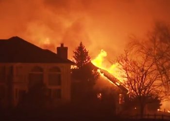 EE. UU. reporta 30 mil evacuados por incendios fuera de control en Colorado