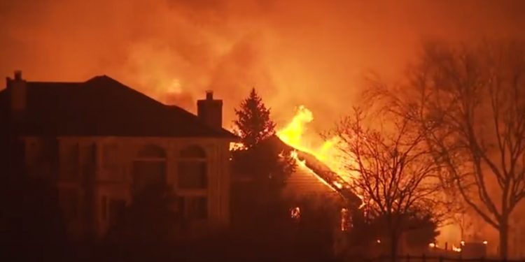 EE. UU. reporta 30 mil evacuados por incendios fuera de control en Colorado