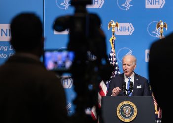 Biden confía en luchar contra ómicron sin perturbar la economía ni el turismo