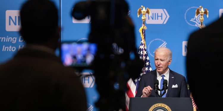 Biden confía en luchar contra ómicron sin perturbar la economía ni el turismo