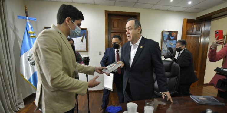 Luis Carlos Martínez obsequia al Presidente el libro “El nadador”